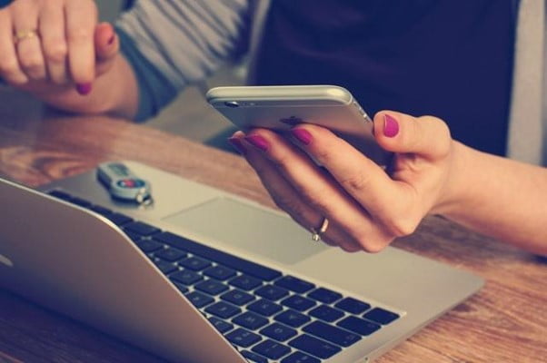 Näin verkkopankkitunnistautumista hyödynnetään nettipelaamisessa  Verkkopankkitunnistautuminen on tapa kirjautua palveluihin, joka on ollut käytössä jo useamman vuoden. Tunnistautumalla sähköisesti netissä voit esimerkiksi tehdä veroilmoituksesi, katsoa sairaustietojasi tai vaikkapa tilata passin. Uusimpana uutuutena on myös rekisteröityminen nettikasinoille.    Unsplash  Jokaisella suomalaisella on oikeus saada verkkopankkitunnukset, jotka ovat verkkopankkitunnistautumisen avain. Lähes neljällä miljoonalla suomalaisella on pankista saatavat sähköisen kirjautumisen mahdollistavat tunnukset, joita voidaan nykyään käyttää joidenkin pankkien myöntämällä pankkitunnussovelluksella tai -laitteella.  Nettipelaamisen aloittaminen verkkopankkitunnuksilla Tänä päivänä voit kirjautua sisään samalla menetelmällä myös nettikasinoille, mutta asia on viety yhden askeleen eteenpäin. Samalla verkkopankkitunnistautumisella voit nimittäin luoda itsellesi myös tilin, tallettaa rahaa ja vahvistaa tilisi. Myöhemmin kirjaudut luomallesi kasinotilille sisään käyttämilläsi tunnuksillasi  ja jatkat pelaamista siitä mihin se jäi.  Pelkästään nettipelaamista varten suunnitellun palvelun kehittäjä on ollut vuodesta 2008 fintech-alalla toiminut Trustly. Se on keskittynyt varsinkin verkkopankkisiirtojen välittämiseen useissa nettikaupoissa ja -yrityksissä. Nettipelaajille se on ollut tuttu nimi nettikasinoiden maksuvälineiden joukossa jo useamman vuoden ajan.  Sen uuden Pay N Play -palvelun myötä kuitenkin Trustly on saanut tehtyä nimestään vielä tunnetumman ja erottumaan selkeämmin muista nettipelaamiseen tarjotuista maksutavoista. Jopa siinä määrin, että verkkopankkitunnistusta hyödyntäviä nettikasinoita kutsutaan myös nimillä Trustly-kasinot ja Pay N Play -kasinot.  Suuri määrä Trustly-kasinoita alkoi ilmestyä nettikasinomarkkinoille varsinkin vuonna 2018 ja nykyään ne ovat määrällisesti suurin uusia sivustoja julkaiseva kasinolaji. Kyseiset nettikasinot ovat suuntautuneet varsinkin suomalaisille pelaajille, joten niiden sisältö on täysin suomenkielisiä. Trustly tekee myös yhteistyötä kaikkien merkittävien suomalaisten pankkien kanssa, joten jokaisella suomalaisella on mahdollisuus pelata niillä. Miten verkkopankkitunnistautuminen nettikasinolla toimii? Pankkitunnusten käyttäminen nettipelaamisessa tapahtuu samaan tyyliin kuin kirjautuisit sisään mihin tahansa palveluun. Tosin ainoa ero ilmestyy silloin, kun olet pelaamassa sivustolla ensimmäistä kertaa ja haluat luoda sille tilin. Tällöin joudut myös tekemään talletuksen kirjautumisen ohella ja se tapahtuu seuraavasti:  1.	Ensin valitset rahasumman, jonka haluat tallettaa kasinolle ensitalletuksenasi. Sen täytyy olla suurempi kuin kasinon minimivaatimus ja mahdollisesti sen tulee myös vastata valitsemasi kasinobonuksen vaatimuksia. Yleisin minimiraja on 10-20 euron välillä. 2.	Seuraavaksi valitset pankkisi Trustlyn yhteistyöpankkien listalta. Ne sisältävät muun muassa Nordean, Aktian, Handelsbankenin, Danske Bankin, POP Pankin, Säästöpankin ja OmaSP:n.  3.	Pankkisi valittuasi siirry kirjautumaan sisään pankkiisi omilla nettipankkitunnuksillasi. Voit valita tässä kohtaa myös sen, käytätkö tunnuslukusovellusta tai -laitetta.  4.	Kun pääset pankkisi näkymään, näet haluamasi rahansiirron tiedot ja vahvistat ne vielä tunnusluvuillasi. Samalla kasino nappaa pankkitunnuksistasi tilin muodostamiseen vaadittavat tiedot ja luo pankkitunnuksia vastaavan digitaalisen tilin omalle sivustolleen. Kasinotili palautuu käyttöösi aina kun syötät kasinolle käyttämäsi pankkitunnukset. 5.	Rahat siirtyvät välittömästi kasinolle ja näet ne uuden tilisi saldossa. Voit tämän jälkeen aloittaa pelaamisen heti tai käyttää lunastamasi bonuksen. Verkkopankkitunnistautumisen tuomat hyödyt nettipelaamiseen Verkkopankkitunnistautumismahdollisuutta ennen kasinoille rekisteröidyttiin aina samalla tavalla: täyttämällä lomake ja vahvistamalla se sähköpostitse tai tekstiviestinä tulleella koodilla. Lomakkeen pituus ja vahvistuskäytäntö vaihtelevat kasinoittain edelleen.   Vasta tilin luomisen jälkeen uusi asiakas pystyi tekemään ensitalletuksen valitsemallaan maksutavalla, joita on valittavana useampia kuin Trustly-kasinoilla. Koko prosessissa kestää yleensä monta minuuttia ja se sisältää myös useita kompastuskiviä, kuten se, ettei kasinon lähettämä sähköposti jostain syystä saavu tai se menee suoraan roskapostiin. Se voi vaikeuttaa kasinolla asiointia.    Unsplash  Verkkopankkitunnistautumisen avulla tilin luominen, talletuksen teko ja pelaamisen aloittaminen hoituvat kaikki alle minuutissa. Samoin kotiutusta varten pelaajan ei tarvitse odotella rahojaan kuin muutaman minuutin, koska verkkopankkisiirtona tehty kotiutus siirtyy sutjakasti takaisin samalle talletuksessa käytetylle pankkitilille.   Joillain toisilla maksuvälineillä siirtoajat voivat olla jopa useita päiviä, jonka päälle lisätään vielä kasinon nostopyyntöjen käsittelyyn käyttämä aika. Pahimmassa tapauksessa kotiutusta voi joutua odottamaan jopa viikon. Verkkopankkitunnistautumisella toimivat nettikasinot ovat siis mahdollistaneet yhä nopeamman pelaamisen, josta juontuu myös niiden yksi nimitys: pikakasinot.   Mikä on ilmiön tulevaisuus? Tänä päivänä lähes kaikki suomalaiset pikakasinot toimivat Trustly-palvelun välityksellä, joskin sille on ilmestynyt myös kilpailua. Markkinoita on alkanut valtaamaan myös samanlaista nopeaa ja verkkopankkitunnistautumiseen perustuvaa pelaamista tarjoavat Brite- ja Zimpler-maksupalvelut.   Täten tulevaisuudessa pikakasinot eivät siis ole automaattisesti Trustly-kasinoita, joskin pelaajan kannalta tällä ei ole kovin suurta merkitystä. Kaksi muutakin kilpailijaa nimittäin tekevät yhteistyötä lähes kaikki Suomessa toimivien pankkien kanssa.   Tällä hetkellä verkkopankkitunnistautumisella toimivat pikakasinot elävät kulta-aikaansa, koska niitä julkaistaan hurjalla vauhdilla. Vasta 2020-luvun puolessa välissä voidaan nähdä muutoksia, jos Suomeen suunniteltu pankkisiirtojen blokkaus ulkomaisille nettikasinoille toteutuu. Näin verkkopankkitunnistautumista hyödynnetään nettipelaamisessa Verkkopankkitunnistautuminen on tapa kirjautua palveluihin, joka on ollut käytössä jo useamman vuoden. Tunnistautumalla sähköisesti netissä voit esimerkiksi tehdä veroilmoituksesi, katsoa sairaustietojasi tai vaikkapa tilata passin. Uusimpana uutuutena on myös rekisteröityminen nettikasinoille. Unsplash Jokaisella suomalaisella on oikeus saada verkkopankkitunnukset, jotka ovat verkkopankkitunnistautumisen avain. Lähes neljällä miljoonalla suomalaisella on pankista saatavat sähköisen kirjautumisen mahdollistavat tunnukset, joita voidaan nykyään käyttää joidenkin pankkien myöntämällä pankkitunnussovelluksella tai -laitteella. Nettipelaamisen aloittaminen verkkopankkitunnuksilla Tänä päivänä voit kirjautua sisään samalla menetelmällä myös nettikasinoille, mutta asia on viety yhden askeleen eteenpäin. Samalla verkkopankkitunnistautumisella voit nimittäin luoda itsellesi myös tilin, tallettaa rahaa ja vahvistaa tilisi. Myöhemmin kirjaudut luomallesi kasinotilille sisään käyttämilläsi tunnuksillasi ja jatkat pelaamista siitä mihin se jäi. Pelkästään nettipelaamista varten suunnitellun palvelun kehittäjä on ollut vuodesta 2008 fintech-alalla toiminut Trustly. Se on keskittynyt varsinkin verkkopankkisiirtojen välittämiseen useissa nettikaupoissa ja -yrityksissä. Nettipelaajille se on ollut tuttu nimi nettikasinoiden maksuvälineiden joukossa jo useamman vuoden ajan. Sen uuden Pay N Play -palvelun myötä kuitenkin Trustly on saanut tehtyä nimestään vielä tunnetumman ja erottumaan selkeämmin muista nettipelaamiseen tarjotuista maksutavoista. Jopa siinä määrin, että verkkopankkitunnistusta hyödyntäviä nettikasinoita kutsutaan myös nimillä Trustly-kasinot ja Pay N Play -kasinot. Suuri määrä Trustly-kasinoita alkoi ilmestyä nettikasinomarkkinoille varsinkin vuonna 2018 ja nykyään ne ovat määrällisesti suurin uusia sivustoja julkaiseva kasinolaji. Kyseiset nettikasinot ovat suuntautuneet varsinkin suomalaisille pelaajille, joten niiden sisältö on täysin suomenkielisiä. Trustly tekee myös yhteistyötä kaikkien merkittävien suomalaisten pankkien kanssa, joten jokaisella suomalaisella on mahdollisuus pelata niillä. Miten verkkopankkitunnistautuminen nettikasinolla toimii? Pankkitunnusten käyttäminen nettipelaamisessa tapahtuu samaan tyyliin kuin kirjautuisit sisään mihin tahansa palveluun. Tosin ainoa ero ilmestyy silloin, kun olet pelaamassa sivustolla ensimmäistä kertaa ja haluat luoda sille tilin. Tällöin joudut myös tekemään talletuksen kirjautumisen ohella ja se tapahtuu seuraavasti: 1. Ensin valitset rahasumman, jonka haluat tallettaa kasinolle ensitalletuksenasi. Sen täytyy olla suurempi kuin kasinon minimivaatimus ja mahdollisesti sen tulee myös vastata valitsemasi kasinobonuksen vaatimuksia. Yleisin minimiraja on 10-20 euron välillä. 2. Seuraavaksi valitset pankkisi Trustlyn yhteistyöpankkien listalta. Ne sisältävät muun muassa Nordean, Aktian, Handelsbankenin, Danske Bankin, POP Pankin, Säästöpankin ja OmaSP:n. 3. Pankkisi valittuasi siirry kirjautumaan sisään pankkiisi omilla nettipankkitunnuksillasi. Voit valita tässä kohtaa myös sen, käytätkö tunnuslukusovellusta tai -laitetta. 4. Kun pääset pankkisi näkymään, näet haluamasi rahansiirron tiedot ja vahvistat ne vielä tunnusluvuillasi. Samalla kasino nappaa pankkitunnuksistasi tilin muodostamiseen vaadittavat tiedot ja luo pankkitunnuksia vastaavan digitaalisen tilin omalle sivustolleen. Kasinotili palautuu käyttöösi aina kun syötät kasinolle käyttämäsi pankkitunnukset. 5. Rahat siirtyvät välittömästi kasinolle ja näet ne uuden tilisi saldossa. Voit tämän jälkeen aloittaa pelaamisen heti tai käyttää lunastamasi bonuksen. Verkkopankkitunnistautumisen tuomat hyödyt nettipelaamiseen Verkkopankkitunnistautumismahdollisuutta ennen kasinoille rekisteröidyttiin aina samalla tavalla: täyttämällä lomake ja vahvistamalla se sähköpostitse tai tekstiviestinä tulleella koodilla. Lomakkeen pituus ja vahvistuskäytäntö vaihtelevat kasinoittain edelleen. Vasta tilin luomisen jälkeen uusi asiakas pystyi tekemään ensitalletuksen valitsemallaan maksutavalla, joita on valittavana useampia kuin Trustly-kasinoilla. Koko prosessissa kestää yleensä monta minuuttia ja se sisältää myös useita kompastuskiviä, kuten se, ettei kasinon lähettämä sähköposti jostain syystä saavu tai se menee suoraan roskapostiin. Se voi vaikeuttaa kasinolla asiointia. Unsplash Verkkopankkitunnistautumisen avulla tilin luominen, talletuksen teko ja pelaamisen aloittaminen hoituvat kaikki alle minuutissa. Samoin kotiutusta varten pelaajan ei tarvitse odotella rahojaan kuin muutaman minuutin, koska verkkopankkisiirtona tehty kotiutus siirtyy sutjakasti takaisin samalle talletuksessa käytetylle pankkitilille. Joillain toisilla maksuvälineillä siirtoajat voivat olla jopa useita päiviä, jonka päälle lisätään vielä kasinon nostopyyntöjen käsittelyyn käyttämä aika. Pahimmassa tapauksessa kotiutusta voi joutua odottamaan jopa viikon. Verkkopankkitunnistautumisella toimivat nettikasinot ovat siis mahdollistaneet yhä nopeamman pelaamisen, josta juontuu myös niiden yksi nimitys: pikakasinot. Mikä on ilmiön tulevaisuus? Tänä päivänä lähes kaikki suomalaiset pikakasinot toimivat Trustly-palvelun välityksellä, joskin sille on ilmestynyt myös kilpailua. Markkinoita on alkanut valtaamaan myös samanlaista nopeaa ja verkkopankkitunnistautumiseen perustuvaa pelaamista tarjoavat Brite- ja Zimpler-maksupalvelut. Täten tulevaisuudessa pikakasinot eivät siis ole automaattisesti Trustly-kasinoita, joskin pelaajan kannalta tällä ei ole kovin suurta merkitystä. Kaksi muutakin kilpailijaa nimittäin tekevät yhteistyötä lähes kaikki Suomessa toimivien pankkien kanssa. Tällä hetkellä verkkopankkitunnistautumisella toimivat pikakasinot elävät kulta-aikaansa, koska niitä julkaistaan hurjalla vauhdilla. Vasta 2020-luvun puolessa välissä voidaan nähdä muutoksia, jos Suomeen suunniteltu pankkisiirtojen blokkaus ulkomaisille nettikasinoille toteutuu.